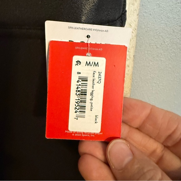 NWT SPANX Women Size M Petite Faux Leather Black Leggings - Picture 4 of 9